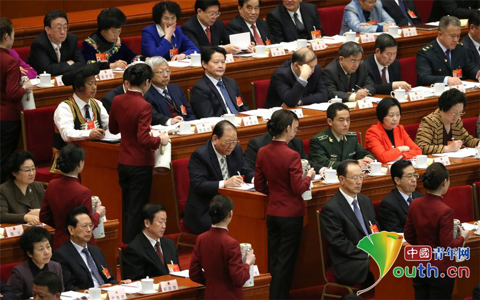 精益求精的兩會(huì)服務(wù)員 2015年兩會(huì)花絮